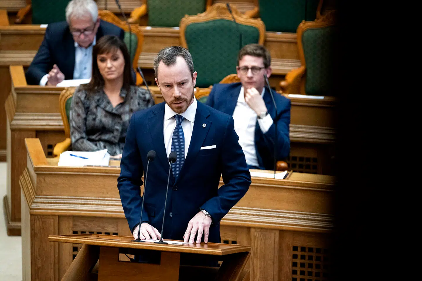 Venstres formand, Jakob Ellemann-Jensen, angreb statsminister Mette Frederiksen (S) i folketingssalen for politiske ansættelser i sagen om, at syv ud af ni nyansatte pressechefer har tilknytning til Socialdemokratiet eller dets ministre. Kort efter dannelsen af en V-regering i 2015 rykkede syv personer med tilknytning til Venstre ind i centraladministrationen.