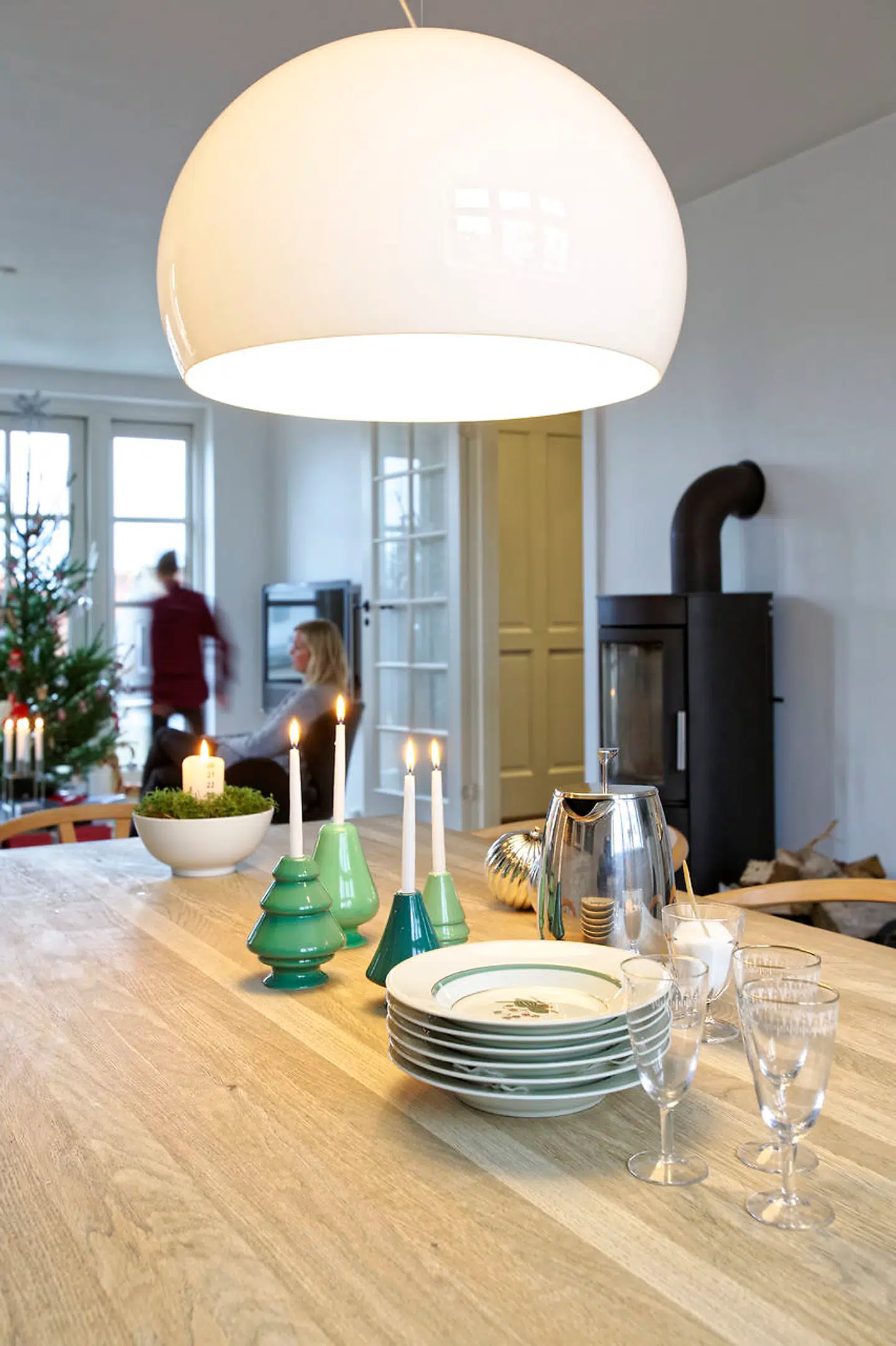 På julebordet står grønne Kähler-lysestager i selskab med det antikke Royal Copenhagen julestel Hjertegræs, som er uundværligt.