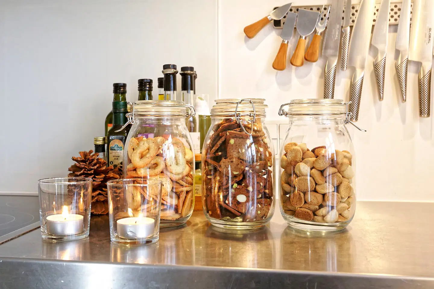 I begyndelsen af december bager Stina Andersson og sønnerne flere slags småkager, som står dekorativt fremme på køkkenbordet og spises op til jul.