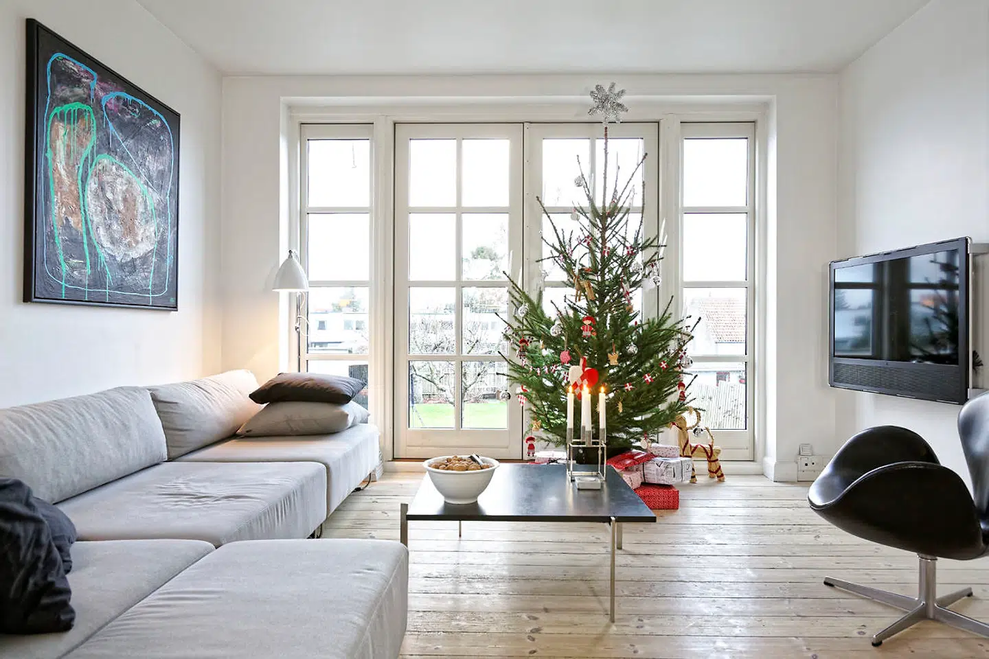 Rødgranen pyntes med rød-hvidt og trækkes ud, når der skal danses om juletræet. Halmbukken er fra Bornholm, hvor Stina Anderssons far kom fra.