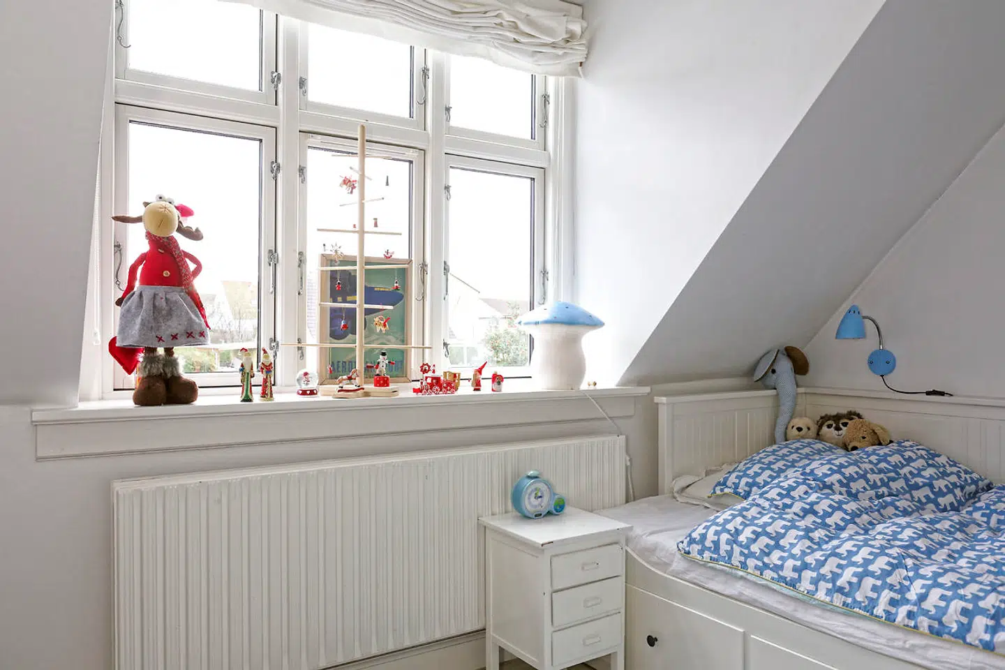 Theo på otte år har pyntet op i sin vindueskarm med julefigurer overtaget fra hans mormor. Juletræet har hans far selv bygget.