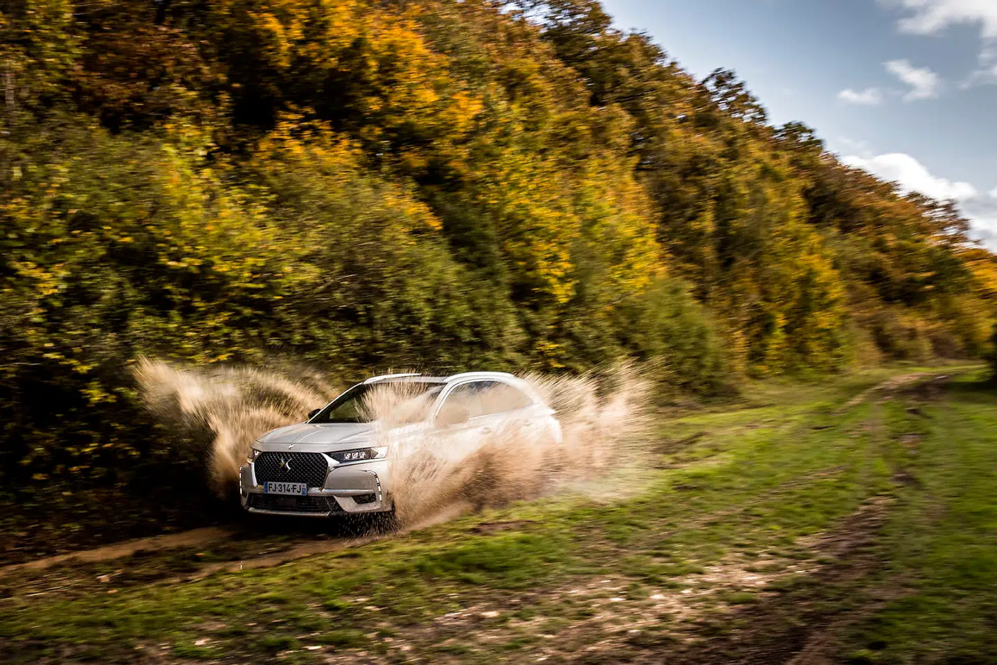 DS 7 Crossback E-Tense er første DS Automobiles SUV med 4X4, og den kan klare mere, end dens sarte haute couture-ydre antyder.