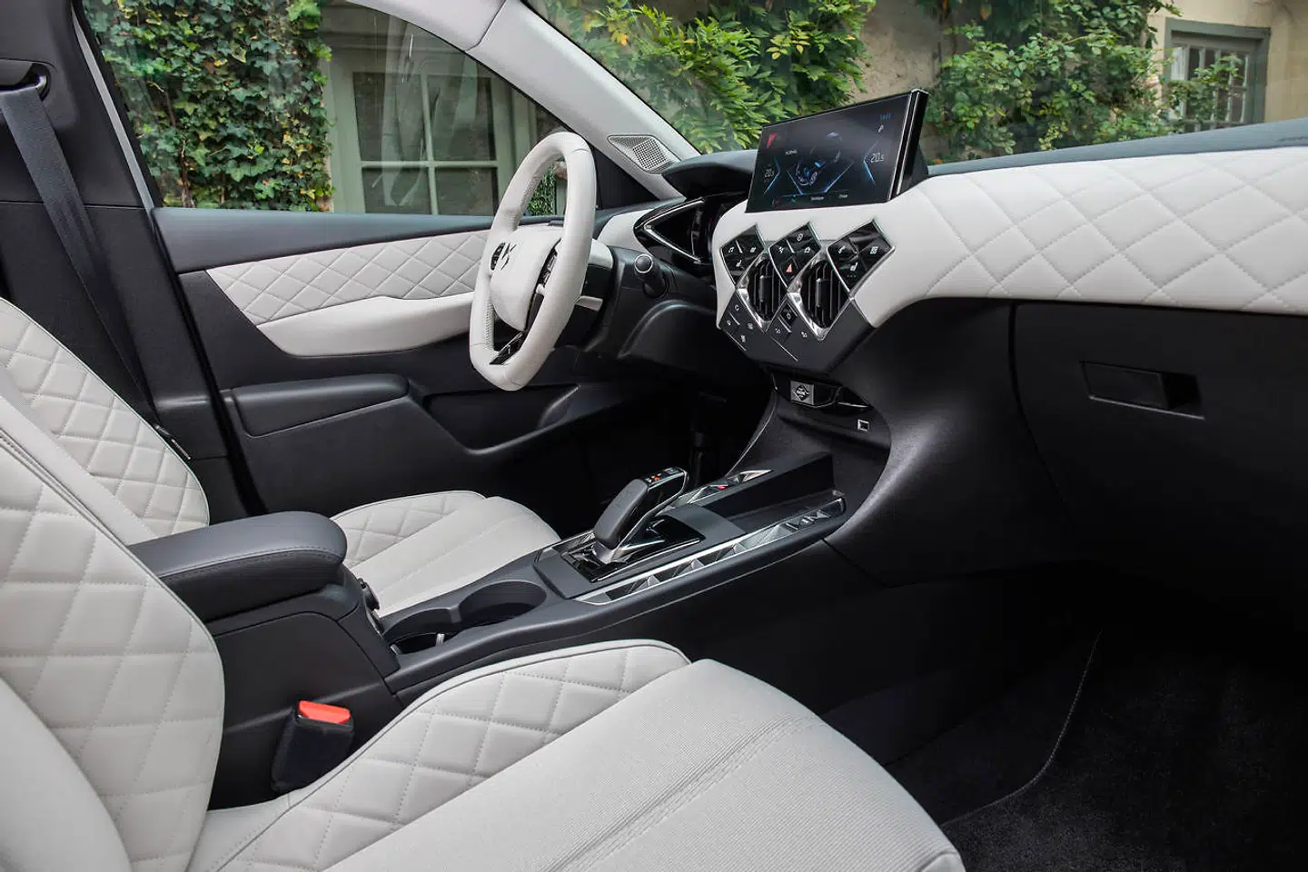 DS 3 Crossback E-Tense er endnu mere funky og flamboyant i kabinen end DS 7, og det understreger DS Automobiles' vision om at være distinkt anderledes og fransk i sit udtryk. Især materialekvaliteten og finish imponerer.