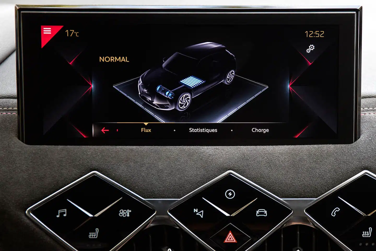 Softwaren fungerede ikke optimalt i den testede DS 3 Crossback E-Tense-præproduktionsmodel, men grafik og brugerflade for forståelse af eldrivlinje og forbrug forekommer fornuftig.