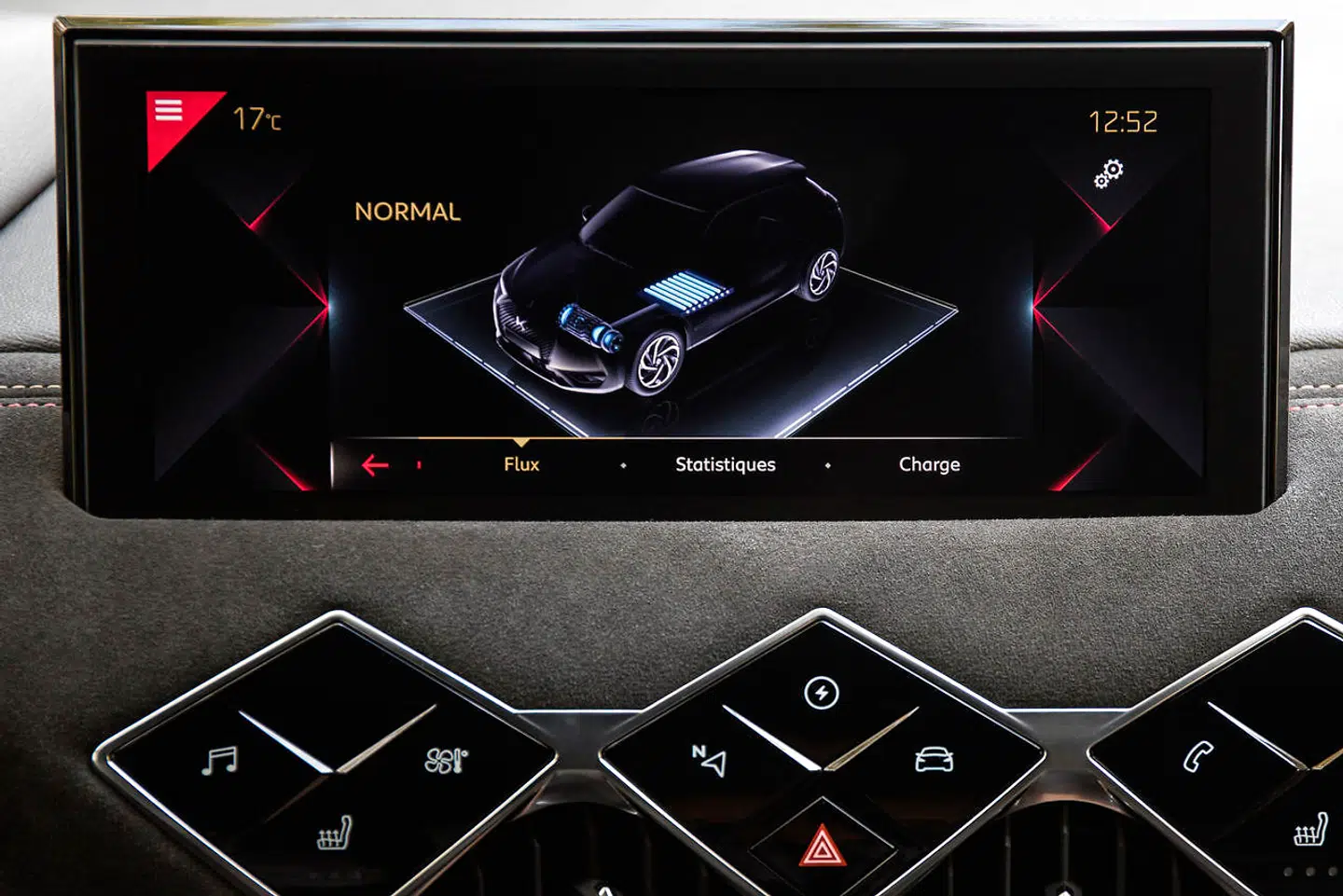 Softwaren fungerede ikke optimalt i den testede DS 3 Crossback E-Tense-præproduktionsmodel, men grafik og brugerflade for forståelse af eldrivlinje og forbrug forekommer fornuftig.