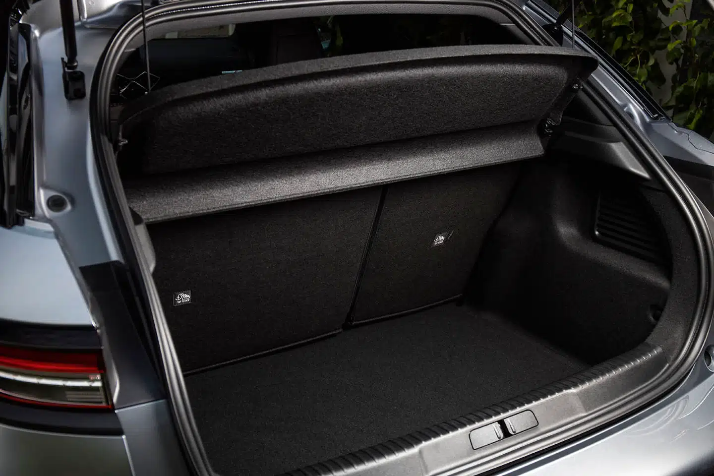 Bagagerummet i DS 3 Crossback E-Tense er på respektable 350 liter. Eneste praktiske anke er bagsædepladsen og udsynet fra bagsædet – her har funky design trumfet praktisk anvendelighed.