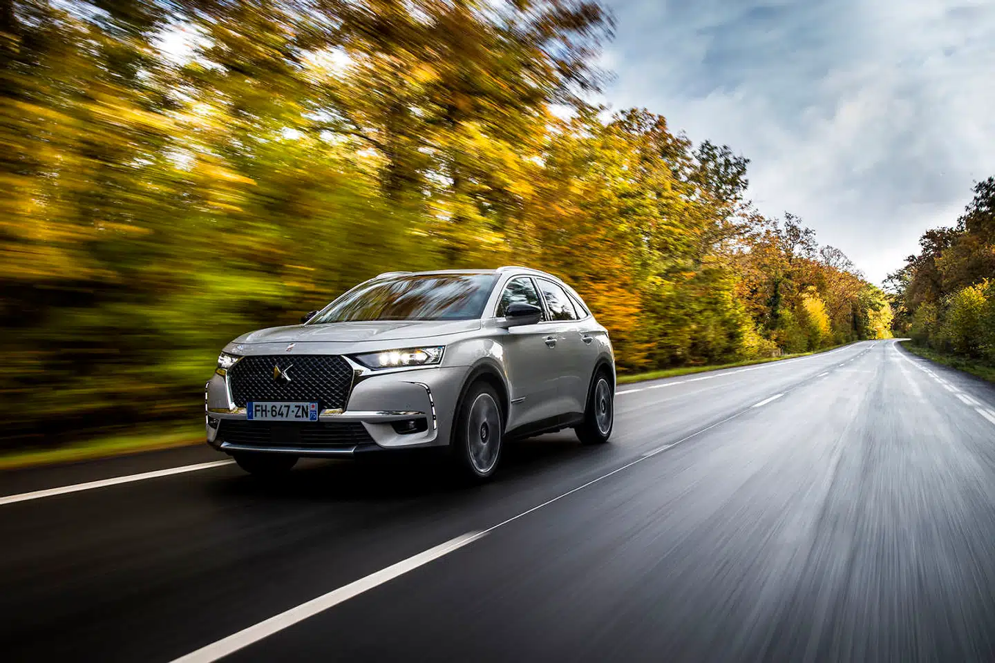 Selv om DS 7 Crossback E-Tense har 300 hk, bliver den aldrig sportslig at køre. Det er den 8 trins elektriske gearkasse ikke hurtig nok med skiftene til.