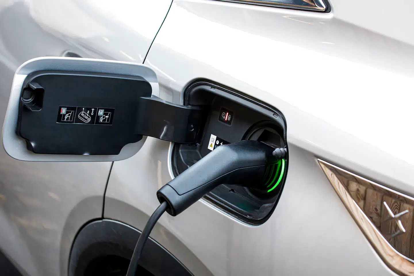 DS 7 Crossback E-Tense kan ikke hurtiglade, så det tager lidt over en time at få den fulde elektriske rækkevidde på 58 km hældt på bilen, hvis man benytter en trefaset wallboks.