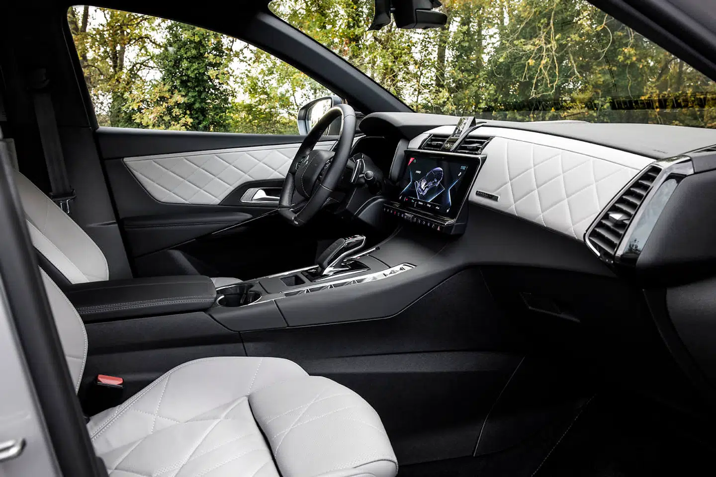 Kabinen i DS 7 Crossback E-Tense er lækker, elegant og samtidig en anelse flamboyant. Eneste minus er det lidt langsomme infotainmentsystem.