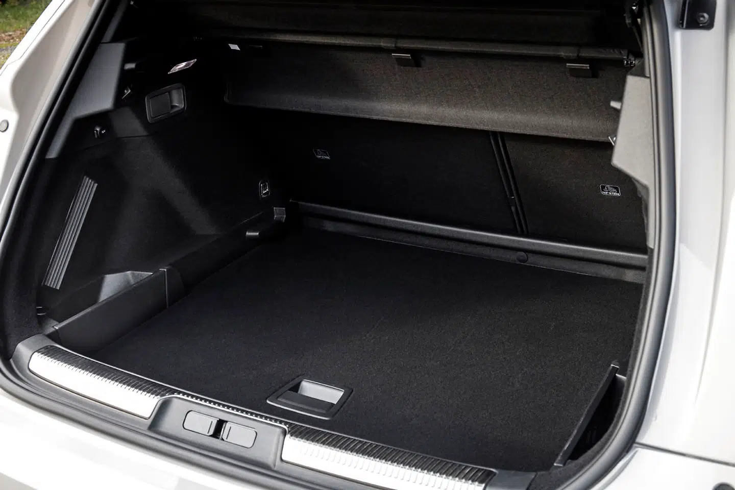 Bagagerummet i DS 7 Crossback E-Tense lider ikke under elektrificeringen, da batteriet er placeret under bagsædet.