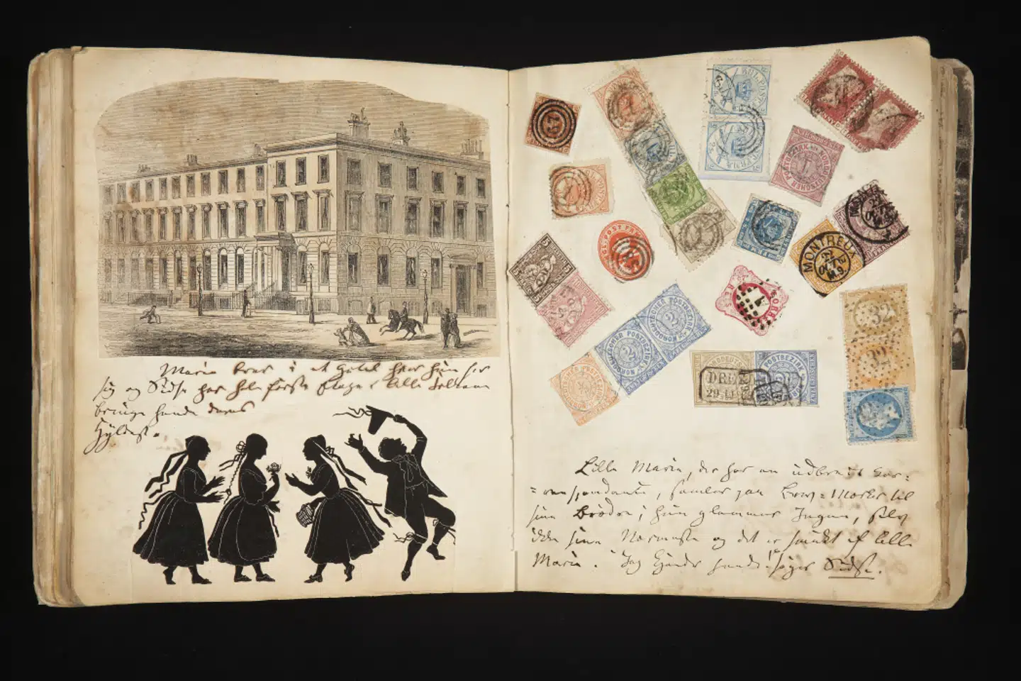 (Venstre side:) Marie boer i et Hotel hvor hun for sig og Sidse har hele første Etage. Alle Folkene bringe hende deres Hyldest.(Højre side:) Lille Marie, der har en udbredt Korrespondance, samler på Brev-Mærker til sine Brødre; hun glemmer Ingen, selv ikke sine Nærmeste og det er smukt af lille Marie. »Jeg kjender hende!«, siger Sidse (Foto og tekst fra bogen)