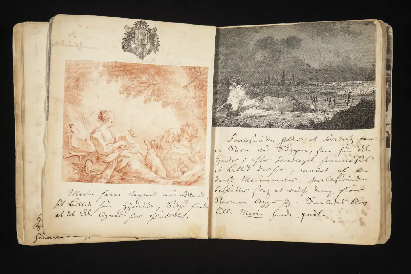 (Venstre side:) Marie faar tegnet med Rødkridt, sit Billede som Hyrdinde. Sidse finder ikke at det ligner for Øieblikket.(Højre side:) Forelæserinden holder et Foredrag over en Storm ved Skagen, som hun ikke kjender; efter Foredraget fremvises et Billed derfra, malet af en dansk Marinemaler. Forelæserinden beslutter strax at reise derop før Stormen lægger sig. Således blev lille Marie hende quit. (Foto og tekst fra bogen)