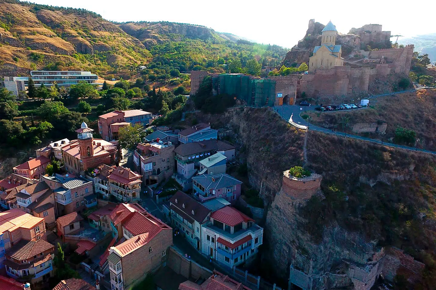 Der bor lidt over 1,1 millioner mennesker i den georgiske hovedstad, Tbilisi, der ud over lækker mad, vin og flot keramik er kendt for at have et godt natteliv.