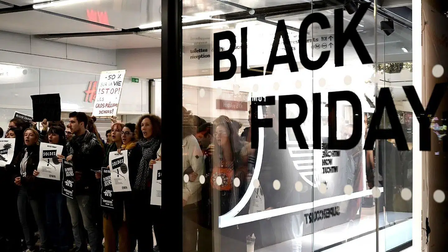 »Herhjemme forsøgte Alternativets Uffe Elbæk (...) at opildne statsministeren til et opgør. For ifølge Elbæk er Black Friday en »forbrugsfest« uden sidestykke og »gift i forhold til de mål, vi gerne vil sætte os«,« skriver Mia Amalie Holstein. (Photo by Philippe LOPEZ / AFP)