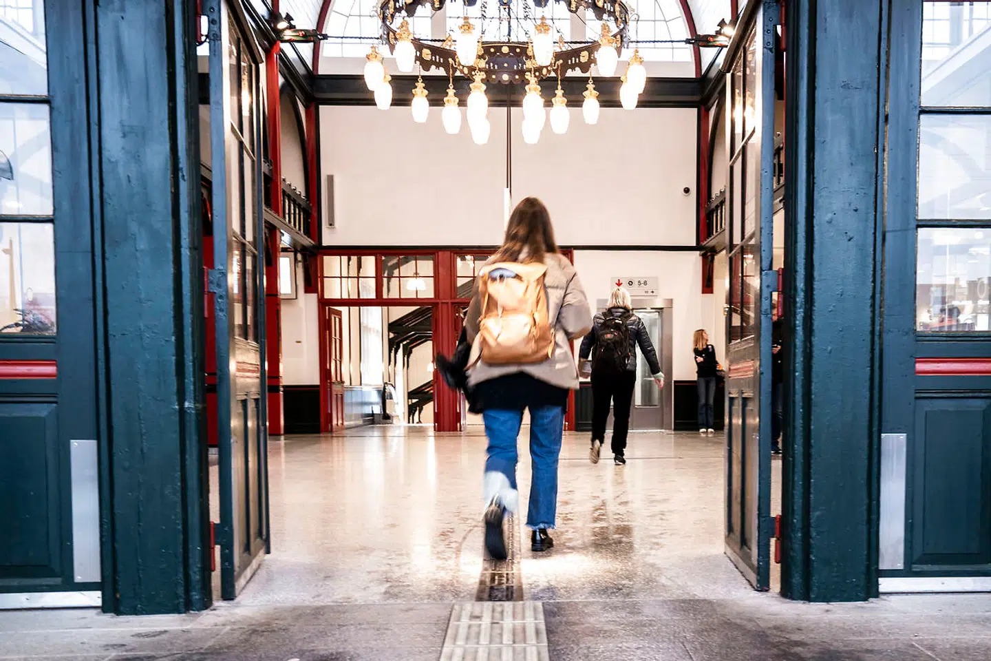 To af de lysekroner, Wenck designede til Hovedbanegården, er blevet hængt op i Østerports tøndehvælv. Lidt ude af skala, men trods alt spektakulære.