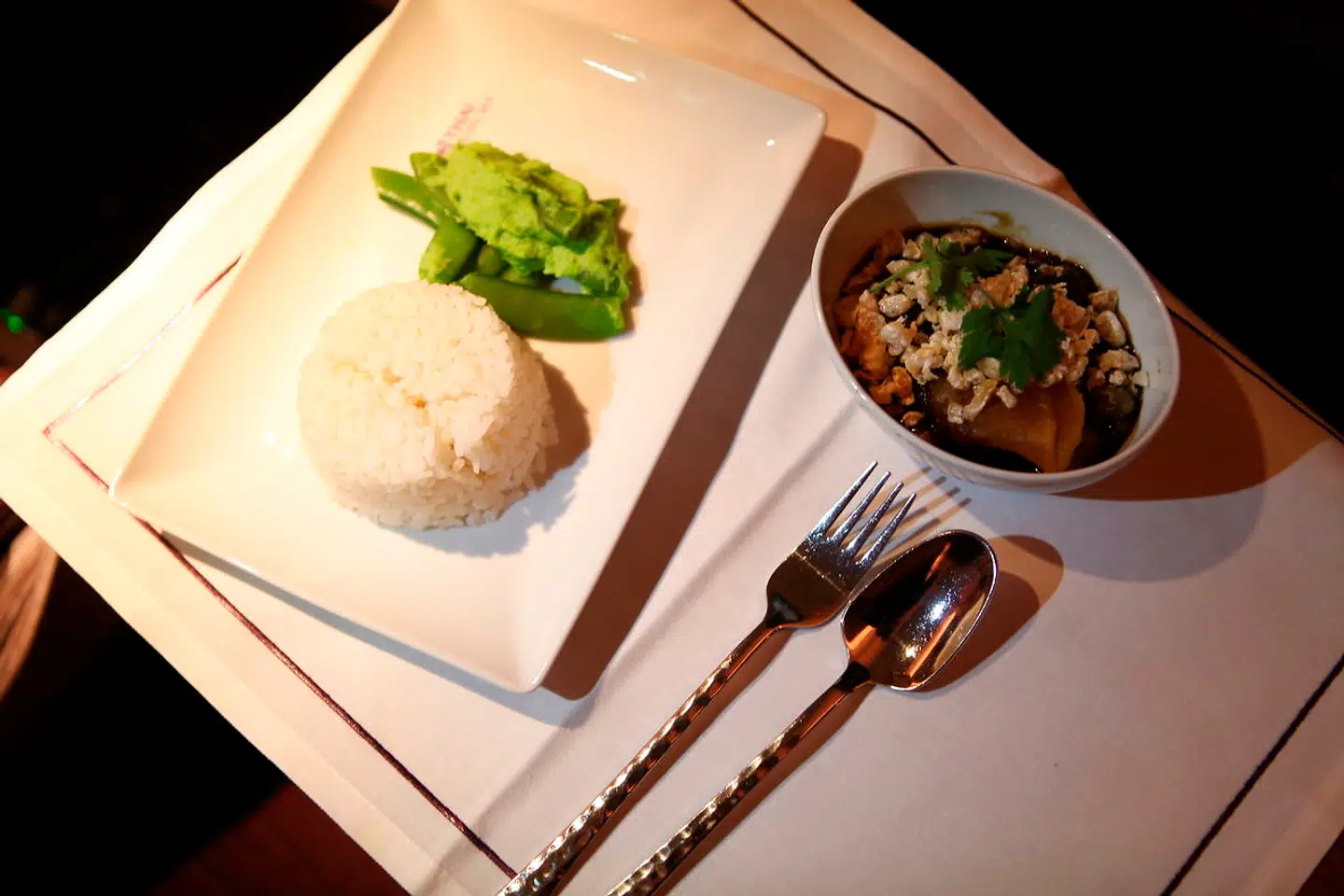 Moo Palo er en ret med kinesiske rødder krydret med five spice og serveret med ris og ærter.