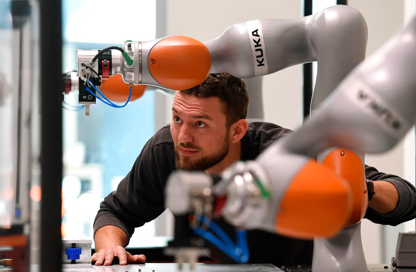 Den tyske robotproducent KUKA blev solgt til Kina i 2016. Siden har salget været omdiskuteret, fordi tyske myndigheder frygter, at for meget knowhow forsvinder ud af Tyskland.