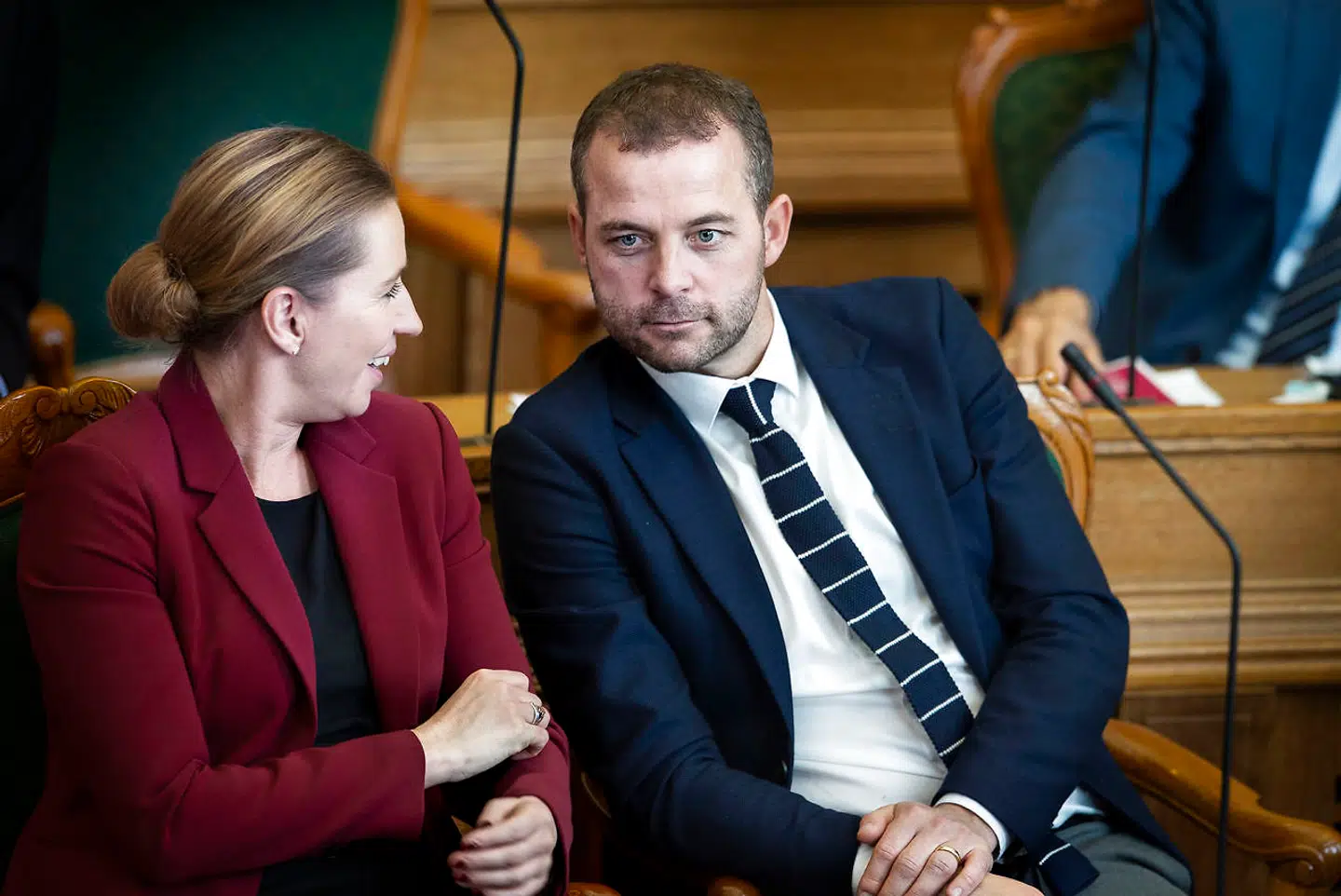 Ifølge Socialdemokratiet er et enkelt års fattigdom ikke en god måde at måle fattigdom på. Under Folketingets åbningsdebat sagde statsminister Mette Frederiksen (S), at man »gør skade på diskussionen«, hvis man bruger den type tal som en indikator på fattigdom. Her statsministeren sammen med de Radikales Morten Østergaard under Folketingets åbningsdebat.
