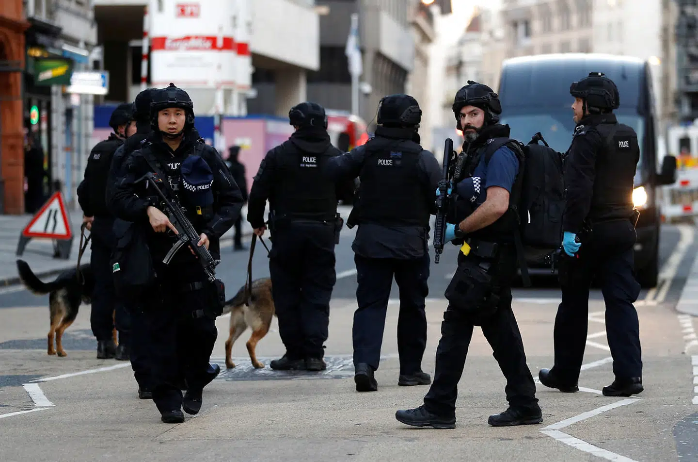 Gerningsmanden bag et knivangreb på London Bridge fredag eftermiddag er død.