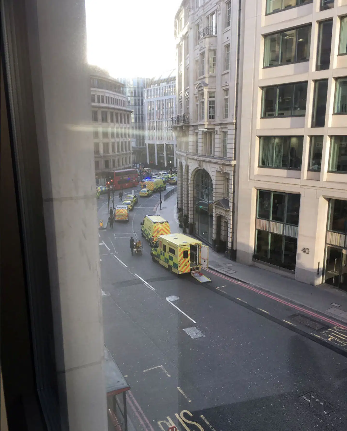 Flere personer meldes såret i forbindelse med et knivangreb på London Bridge fredag eftermiddag.