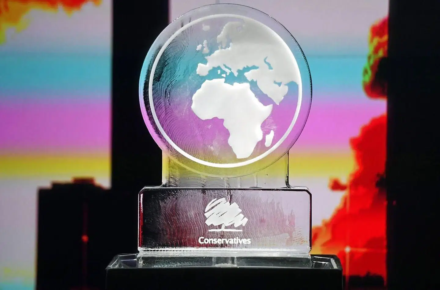 På det podium, hvor Boris Johnson skulle have stået under debatten, stod i stedet denne smeltende isfigur.