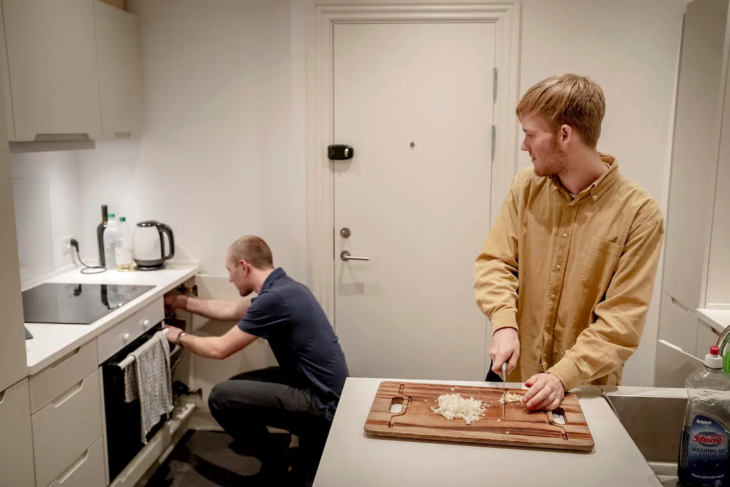 Sejr Abildgaard (tv.) og Asger Bjørn Larsen (th.) bor på Ydre Østerbro i en lejlighed, ejet af den amerikanske kapitalfond Blackstone. Lejligheden fik i 2016 blandt andet nyt køkken og badeværelse, hvilket skulle retfærdiggøre en husleje på 16.425 kr. om måneden for 108 kvadratmeter.