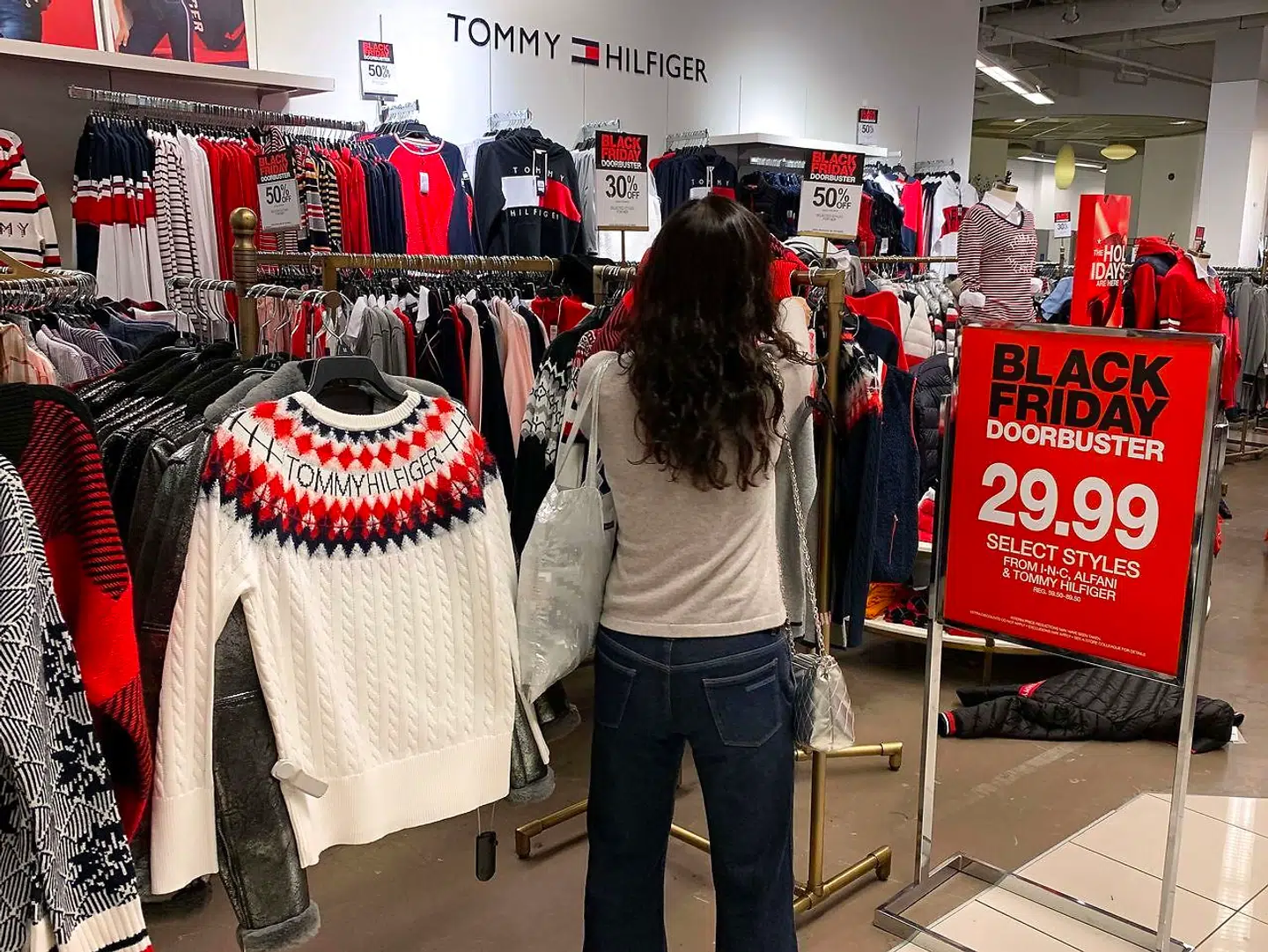 På Black Friday kan man i USA opleve folk jagte efter gode tilbud, såsom her i Los Angeles, den 27. november 2019.