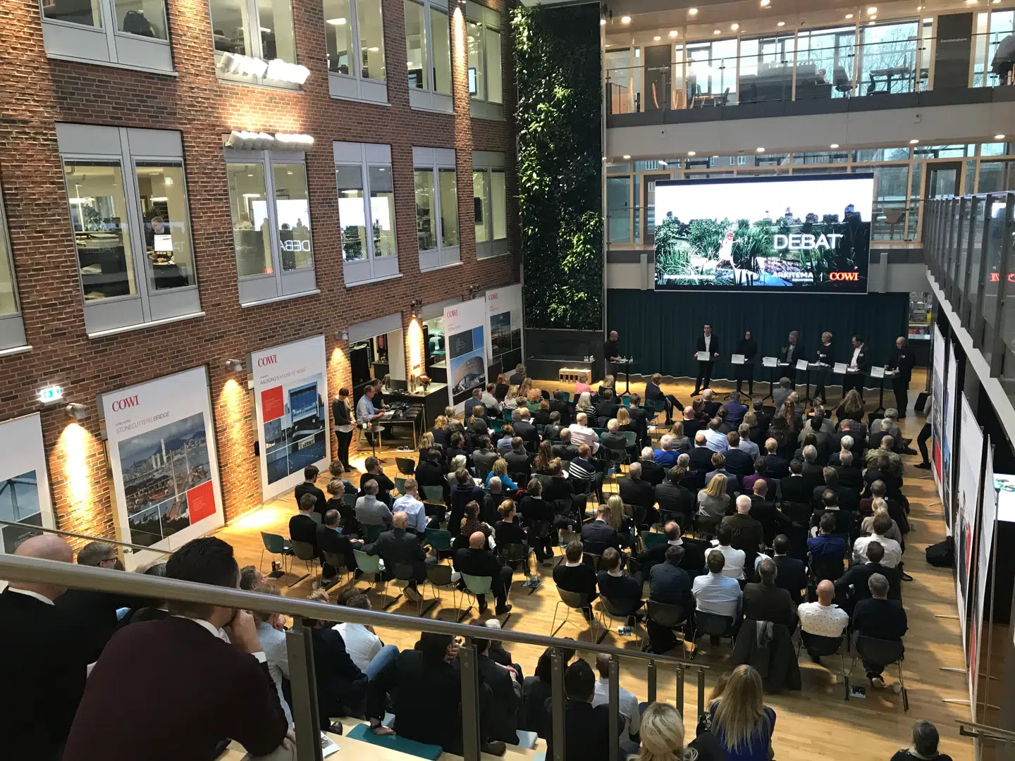 Efter årtiers stilhed er boligpolitik igen blevet hot. Særligt er det et trækplaster, når boligminister Kaare Dybvad møder op og fortæller om de initiativer, regeringen har i støbeskeen. COWI fik således også fyldt sit atrium til sidste plads, da selskabet i sidste uge var vært for et seminar om fremtidens boliger. PR-foto: COWI