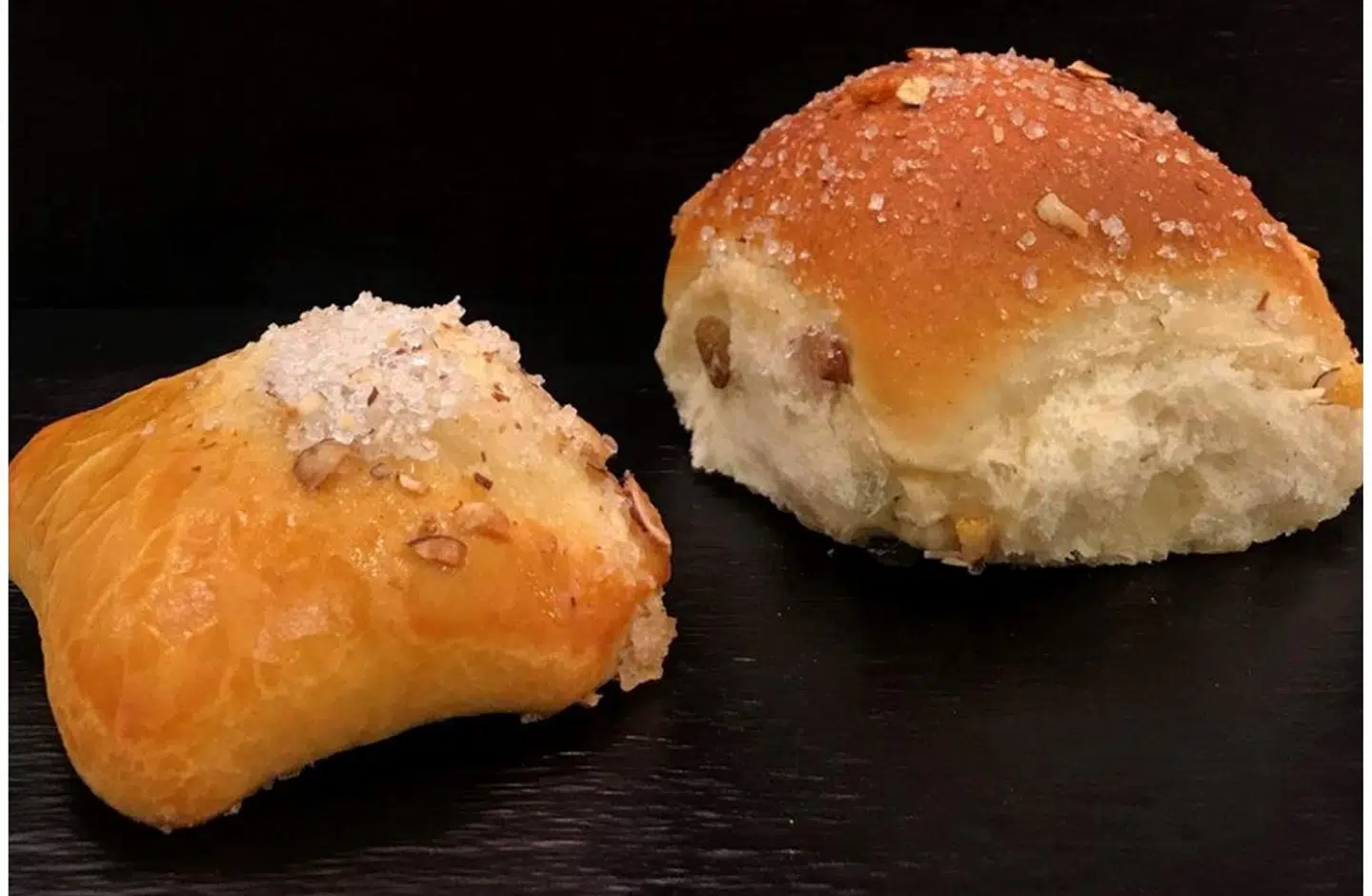 Det er bagværket her, som har ført til kritik af Føtex. Til venstre ses den omdiskuterede »vinterbolle«, mens den til højre går under navnet »julebolle«. PR-foto: Føtex