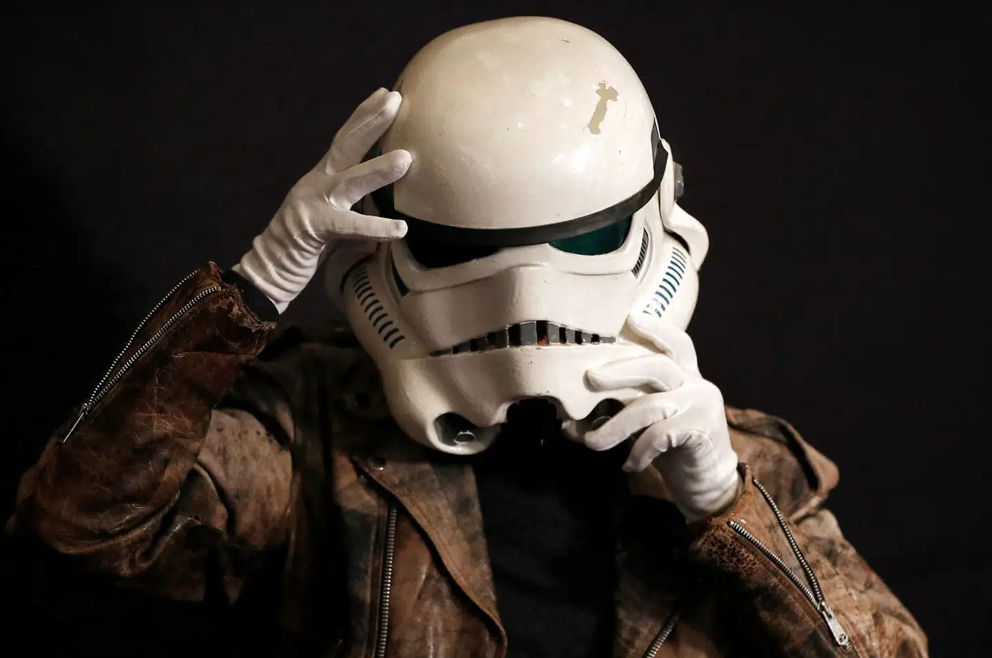 En Storm Trooper-hjelm som denne er til salg på Sotheby´s auktion, der starter i morgen.