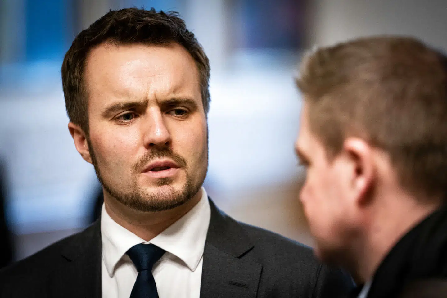 »Hvis det virkelig forholder sig sådan, så er det jo et skoleeksempel på en person, der ikke skulle have lov til at drive virksomhed i Danmark. Så iskold over for bøder og påbud fra myndighedernes side, kan vi for mig at se ikke acceptere, at man er,« lyder det fra erhvervsminister Simon Kollerup om den detroniserede kendismægler.