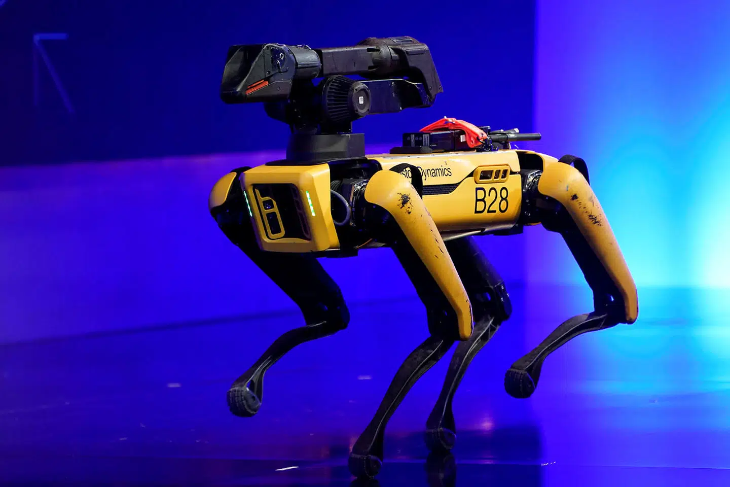 Testen af robotten, der bevæger sig med knap seks kilometer i timen, er sket hos politiets bombeenhed.