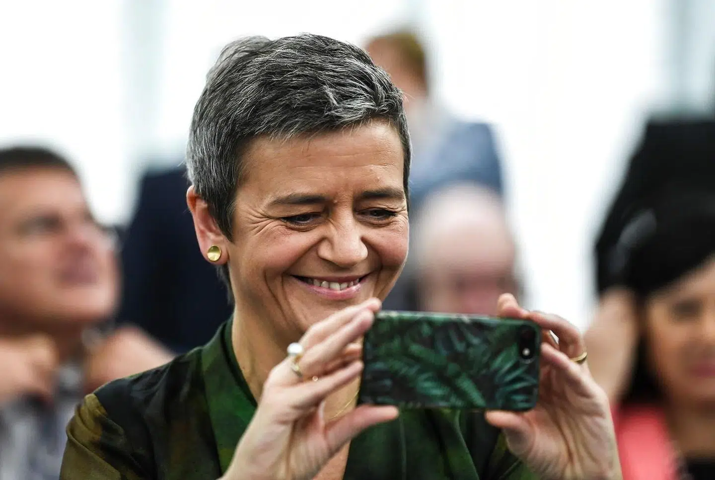Margrethe Vestager tager et billede med sin smarphone lige umiddelbart inden, Europa-Parlamentet stemmer for hende og de øvrige kommisærer.