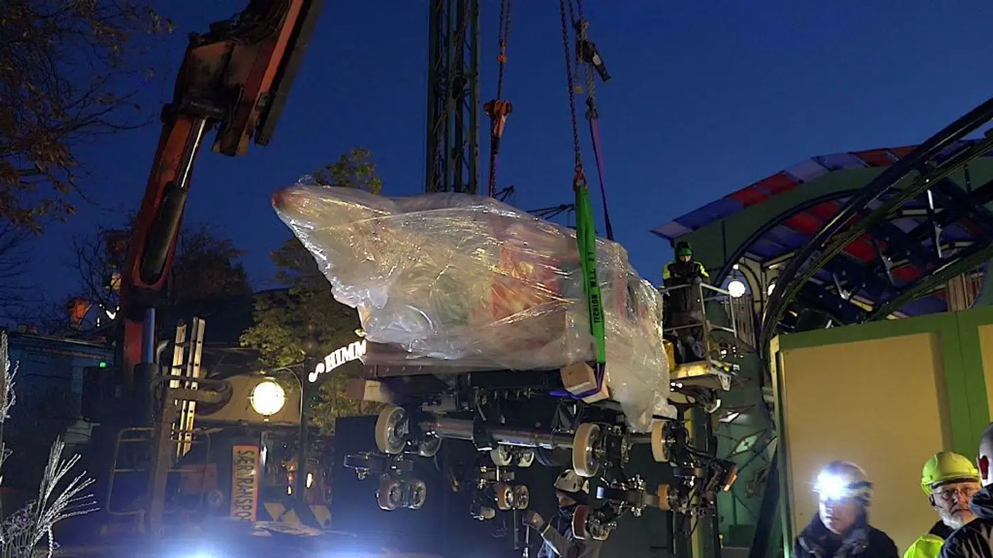 Rakketten bliver sat på skinner på Tivolis nye rutsjebane »Mælkevejen«. PR-foto: Tivoli