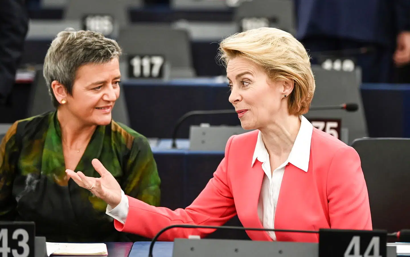 Margrethe Vestager (tv.) sammen med Ursula von der Leyen. Margrethe Vestager bliver på ny konkurrencekommissær, mens hun som en af EU-Kommissionens viceformænd også får ansvaret for digitalisering.