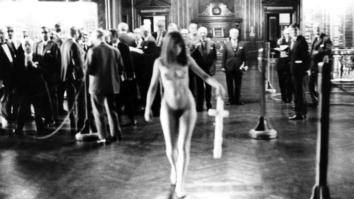 Billedkunstneren Lene Adler Petersen skabte sensation, da hun i 1969 gik nøgen gennem børsbygningen i København. Det blev den nok mest berømte kunsthappening i Danmark. Foto: Polfoto