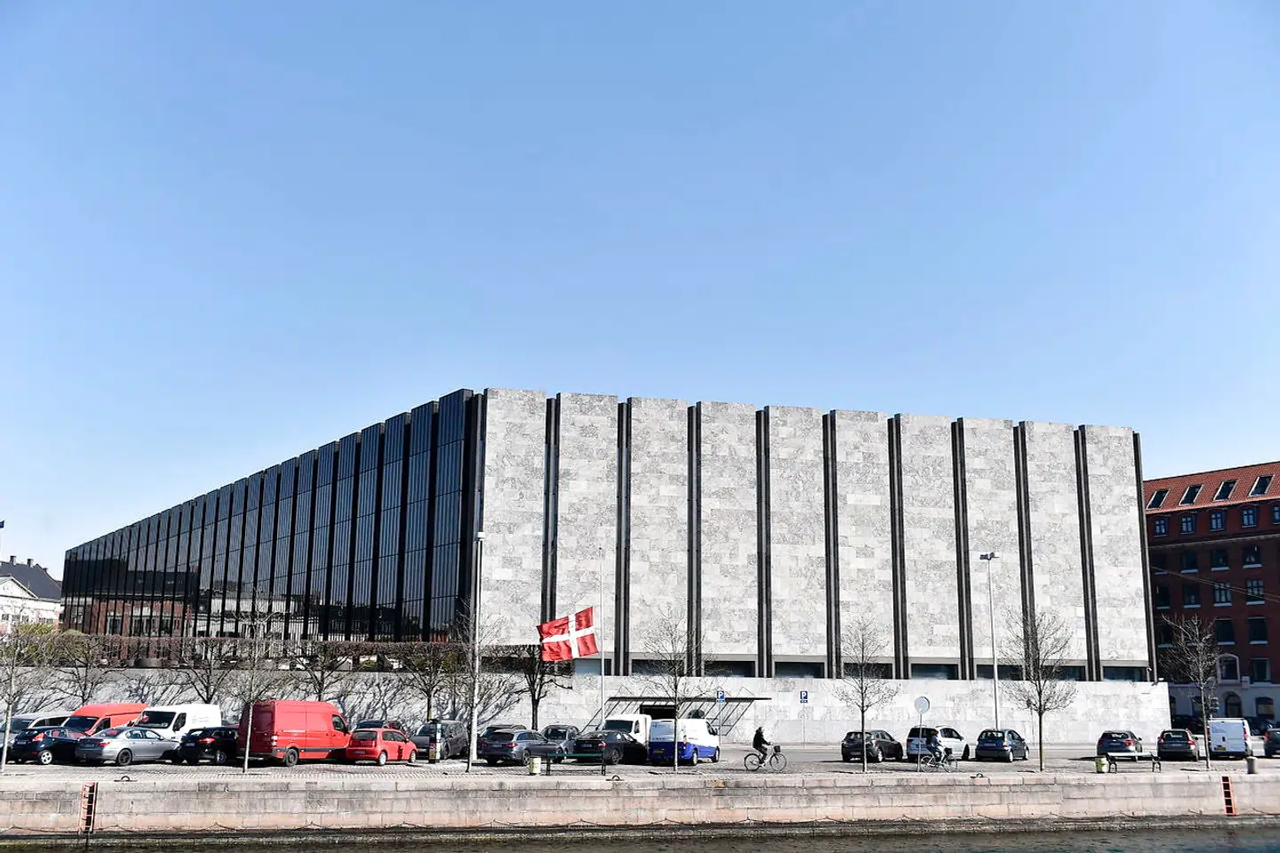 Nationalbanken er Danmarks centralbank. Det er en selvejende og uafhængig institution, hvis tre overordnede formål er at være med til at underbygge stabile priser, sikre betalinger og sikre stabilitet i det finansielle system.