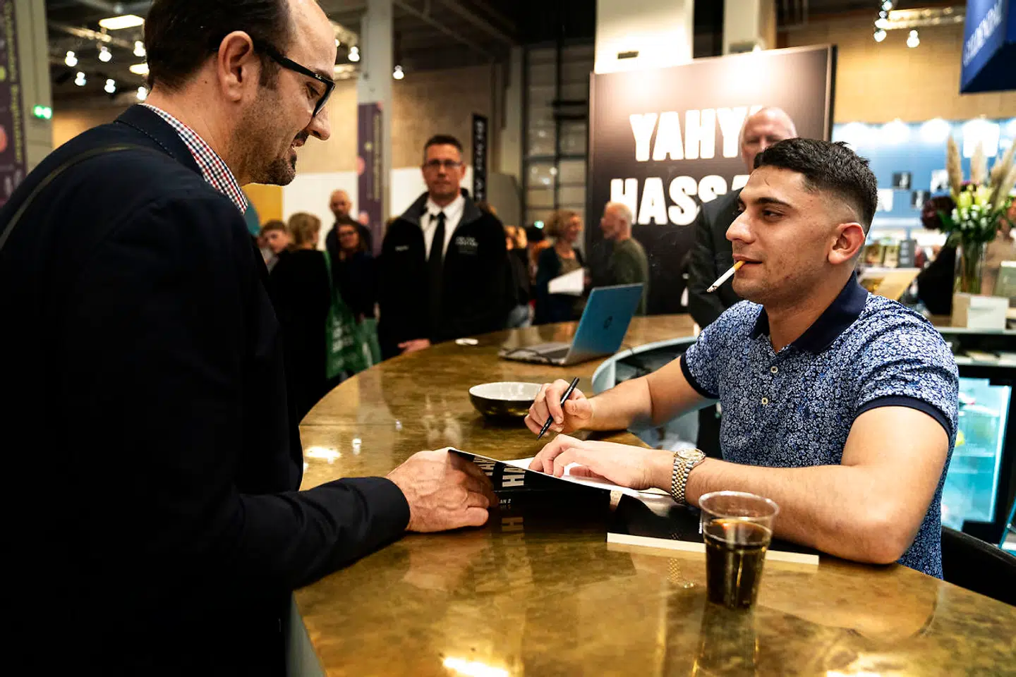 Digteren Yahya Hassan skriver autografer på Bogforum i Bella Center. Han har været indlagt på retspsykiatrisk afdeling i Aarhus, men var udskrevet ved årets BogForum.