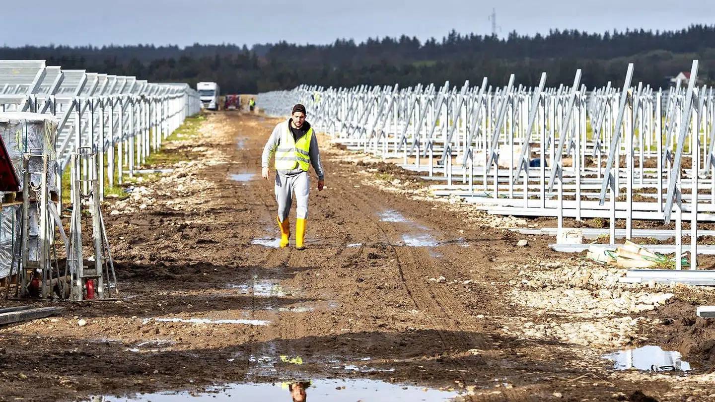 Det behøver ikke at være meget dyrt samlet set at nå klimamålet. Det Miljøøkonomiske råd anslår, at det vil koste Danmark ca. 0,5 procent af BNP at gøre os fri af de fossile brændsler i 2050. Det svarer til tabet ved, at den økonomiske vækst stopper i mindre end et halvt år for derefter at fortsætte som hidtil. Her anlægges en stor solcellepark ved siden af Thisted Lufthavn i Thy