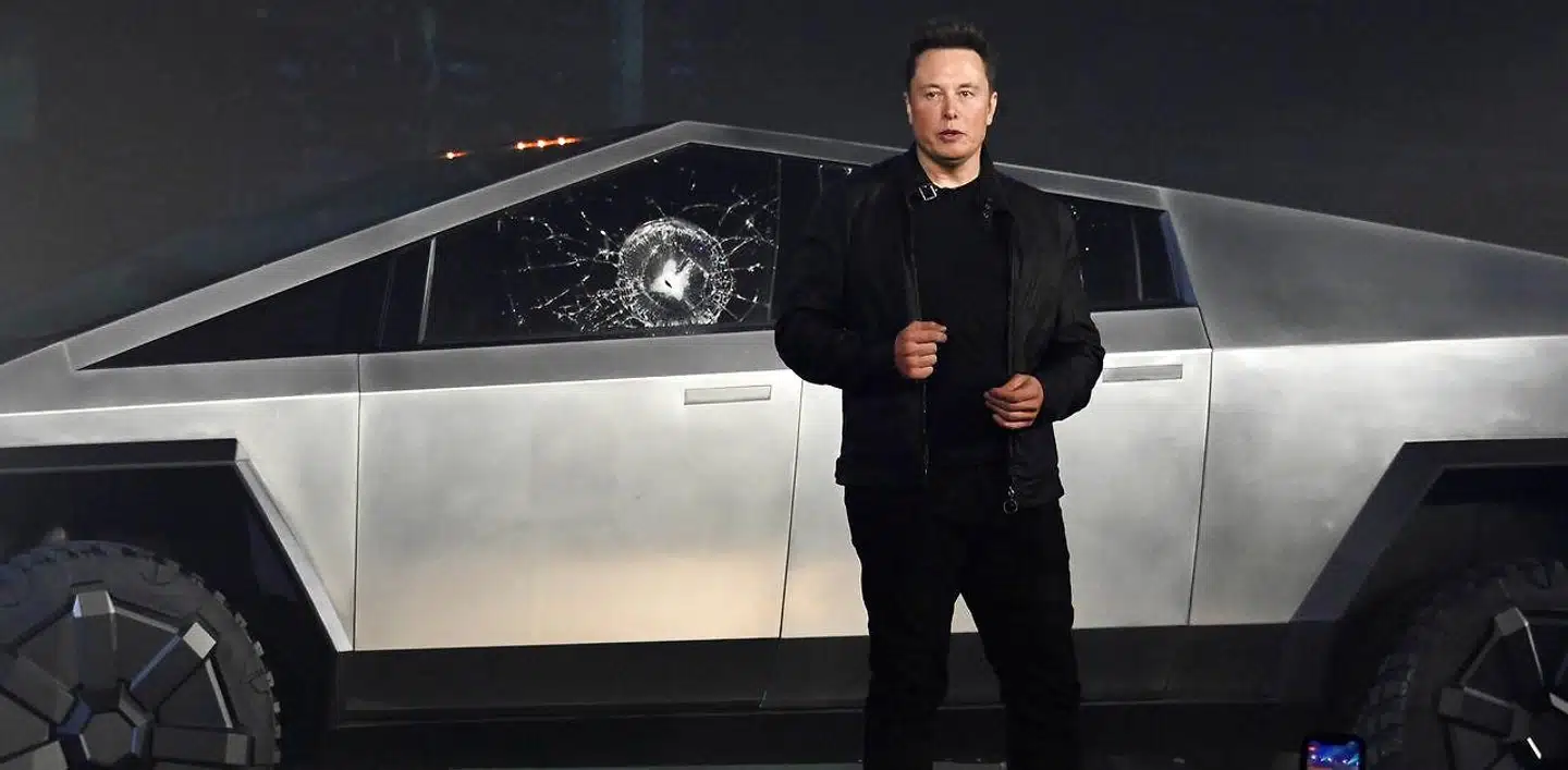 »Oh, my fucking god,« udbrød Tesla-stifteren Elon Musk, da hans chefdesigner under en præsentation i 2019 kylede en metalkugle mod cybertruckens armerede siderude – og den øjeblikkeligt blev knust.