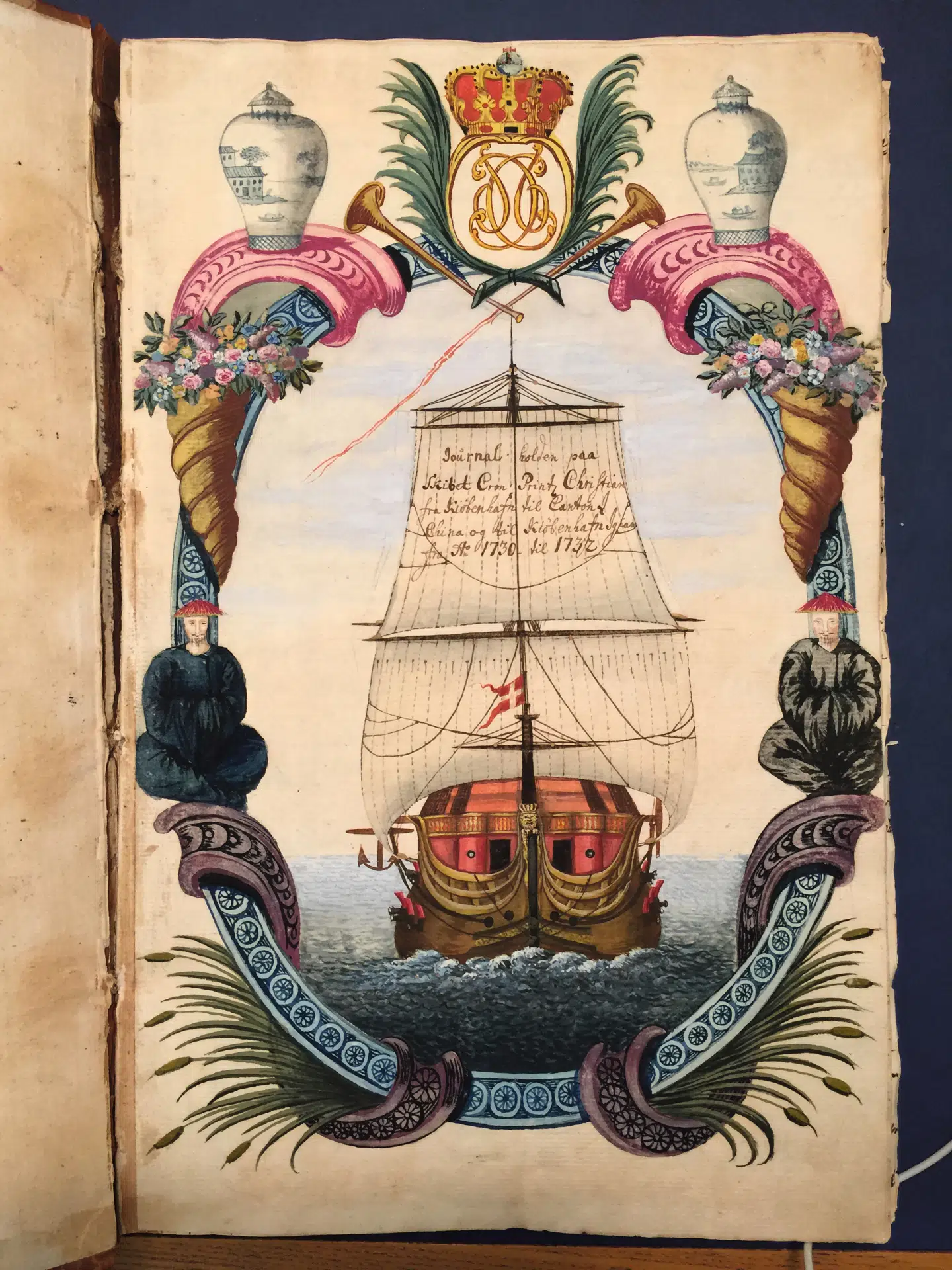 På forsiden af journalen for den første rejse til Kina, skibet »Cron Printz Christian« foretog, tegnede kadet Hans R. Schumacher denne tegning af skibet, omkranset af kinesiske motiver. Illustration fra bogen.
