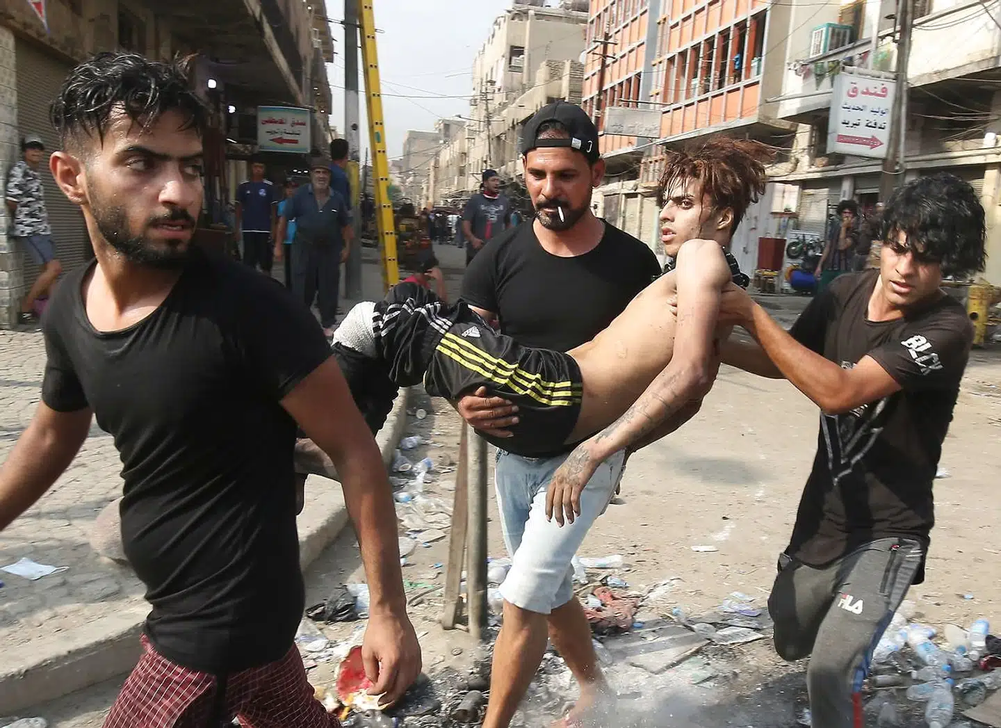 Irak oplevede et af sine blodigste døgn i flere år, da irakiske sikkerhedsstyrker i weekenden åbnede ild mod folkemængden, der demonstrerede mod korruption i byerne Baghdad, Nasiriya og Basra. Mindst 12 personer mistede livet.