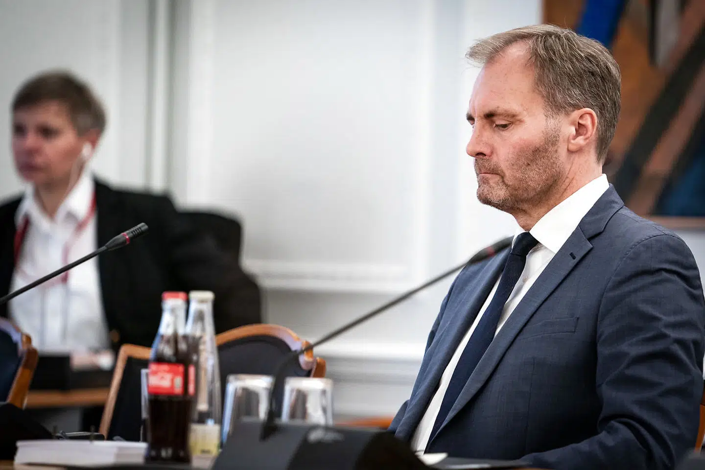 Rigspolitiet skruer op for sikkerheden, og derfor skal politiansattes ægtefæller og hjemmeboende børn over 18 år granskes af PET. Det har givet anledning til kritik, men flere Christiansborgpolitikere mener, at det er et nødvendigt skridt.