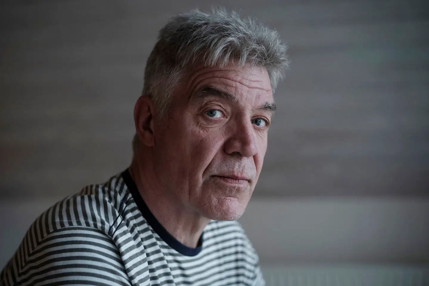 I 37 år har Bjarne Petersen været politibetjent. I sidste uge, da han var på vej på skydebanen, blev han kaldt ind på chefens kontor. Ikke for at tale om Bjarne Petersen, men for at tale om Bjarne Petersens hustru. Dagen efter modtog Bjarne Petersen besked om, at han var indstillet til afskedigelse. Årsagen var, at Bjarne Petersens kone ikke vil skrive under på en blanket, som samtlige betjente og politiansatte har fået tilsendt.