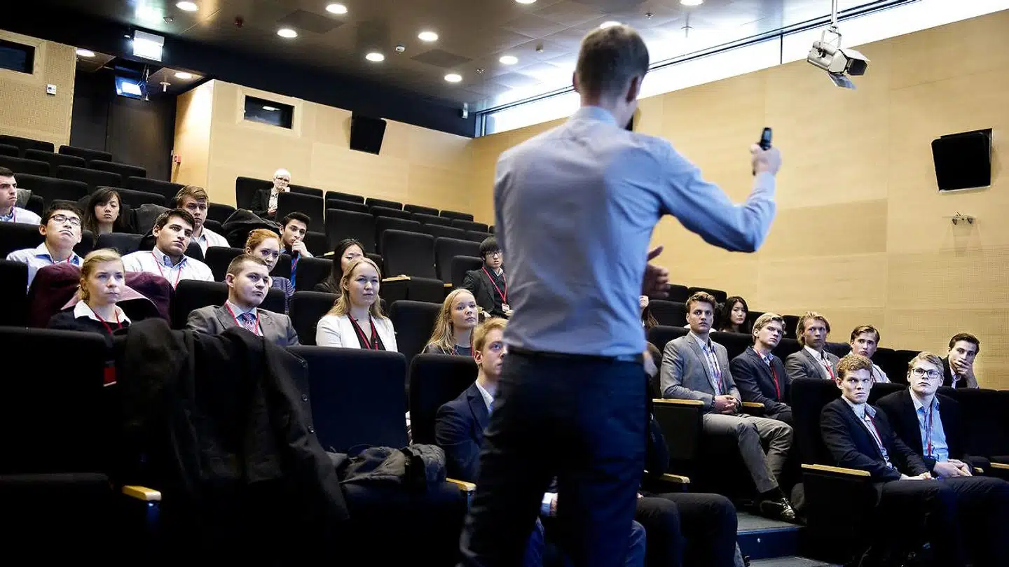 »Det, som de studerende bl.a. påpeger, er, at de undervises i teorier om penge og bankvirksomhed, som er ude af trit med virkeligheden og derfor afvises af de praktikere, der rent faktisk arbejder i banksektoren,« skriver Rasmus Hougaard Nielsen. (Foto: Liselotte Sabroe/Ritzau Scanpix)