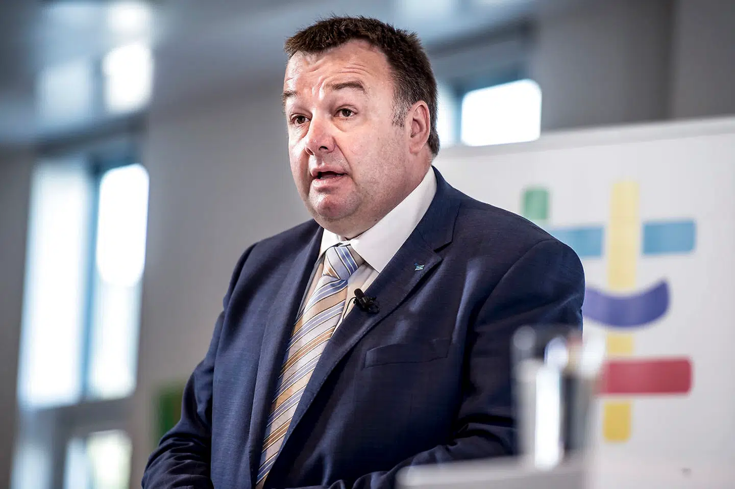 Formand for Dansk Metal Claus Jensen er proeuropæer og har været blandt EUs varmeste fortalere i den offentlige debat. Udsigten til europæisk mindsteløn får den garvede fagboss til at beskylde den kommende kommissionsformand for hykleri.