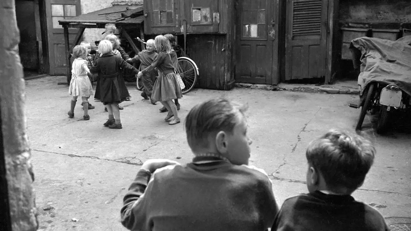 Det kan se så hyggeligt ud på billeder fra de gode, gamle dage – men lokum i gården og seks mennesker i en etværelseslejlighed uden varmt vand er ikke noget at længes mod.