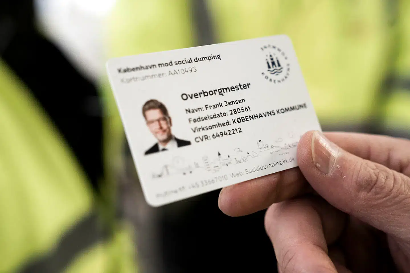 Overborgmesteren og beskæftigelseministeren fik i dagens anledning et ID-kort, lig det medarbejderne på Else Alfelts Vej 69 fremover udstyres med.