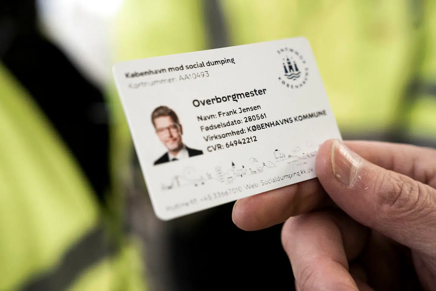 Overborgmesteren og beskæftigelseministeren fik i dagens anledning et ID-kort, lig det medarbejderne på Else Alfelts Vej 69 fremover udstyres med.