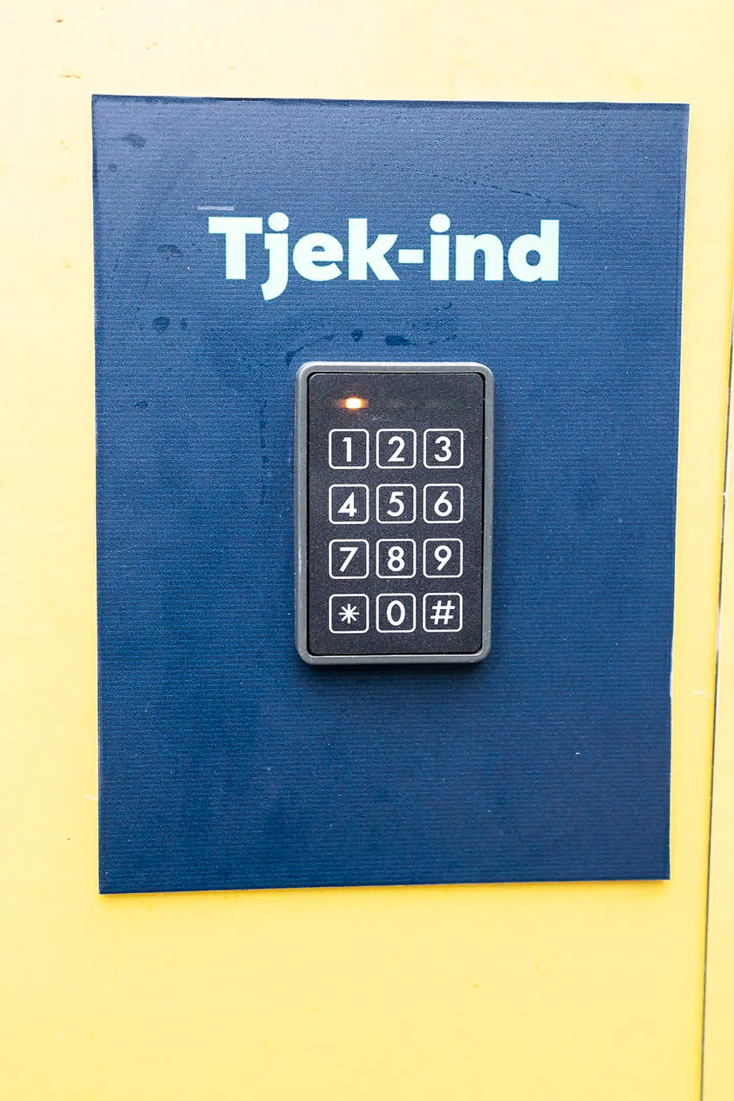 Når medarbejderne tjekker ind, kan både hovedentreprenøren og kommunens indsatsteam mod social dumping følge med i, hvem der opholder sig på pladsen. Virksomheden kan dog kun følge med live og kan dermed ikke bruge systemet bagudrettet til eksempelvis at kontrollere, om medarbejderne forlod jobbet før tid en given arbejdsdag.